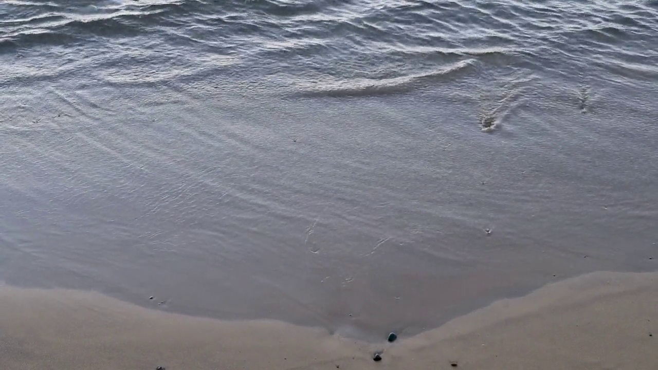 小浪平静地到达海滩视频素材