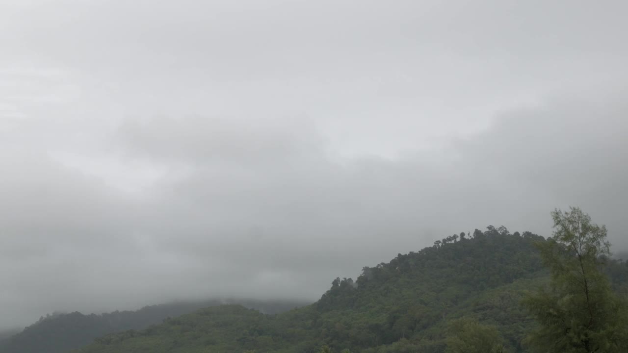 绿色景观的山脉与雾雾雨后多云喜怒无常的天空视频素材