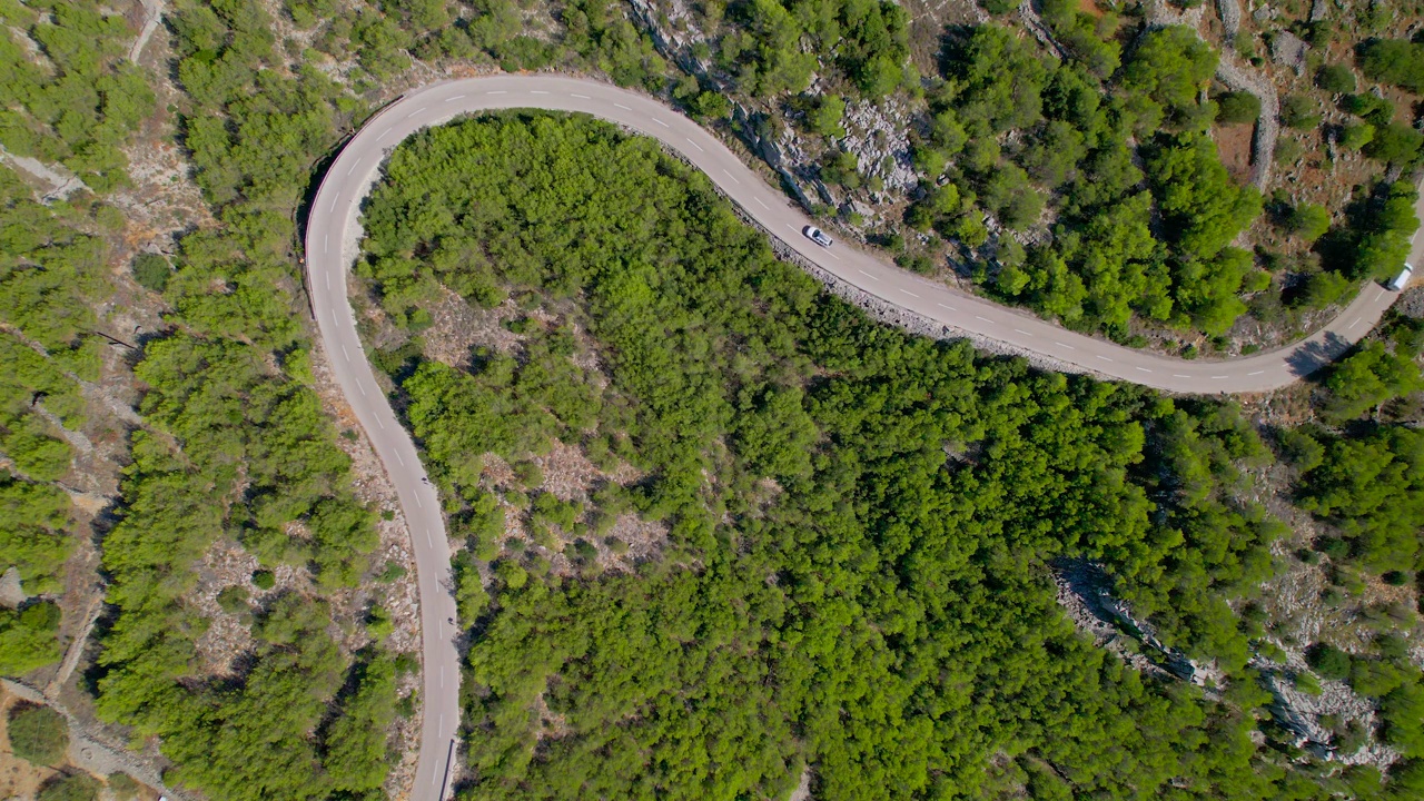 汽车沿着蜿蜒的道路行驶，穿过崎岖的亚得里亚海景观视频素材