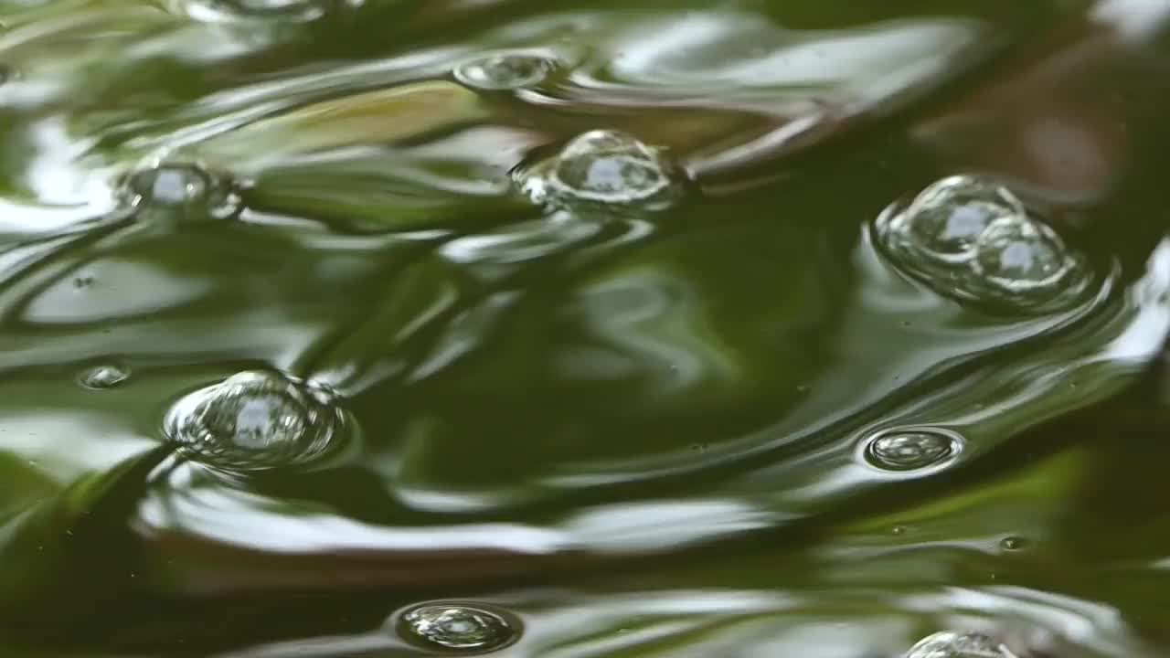 水中气泡的特写镜头视频素材