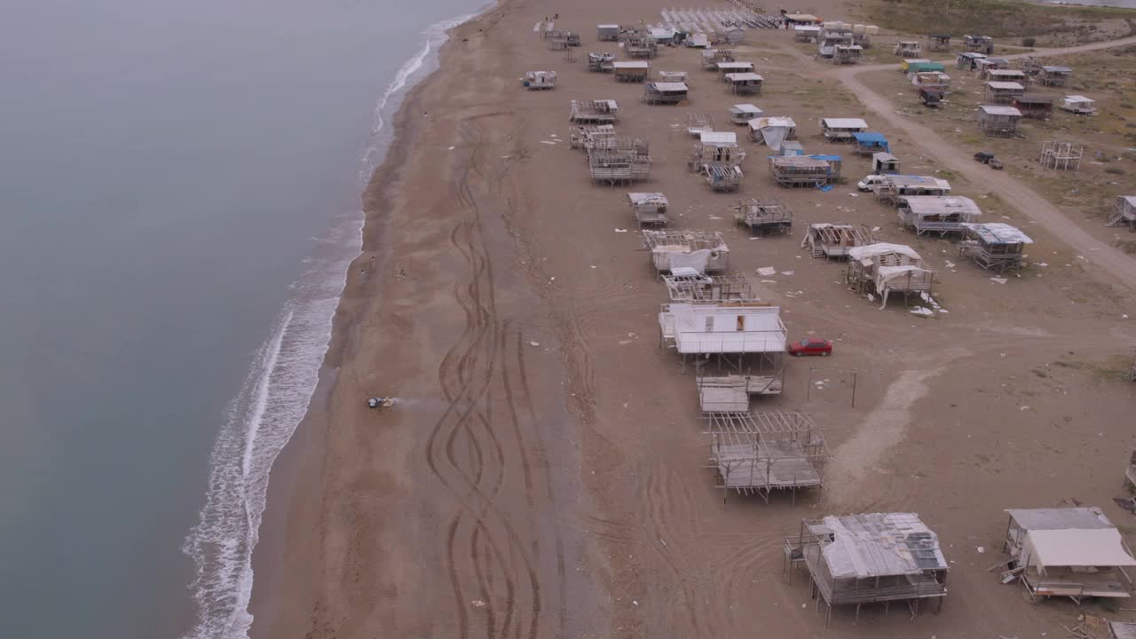 海滩旁临时搭建房屋的航拍画面。安塔利亚土耳其。视频下载