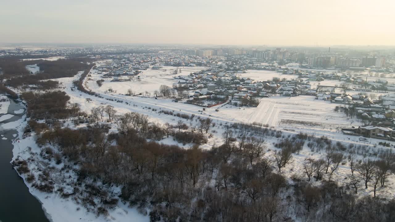 冬季郊区农村地区积雪覆盖屋顶的住宅鸟瞰图视频素材