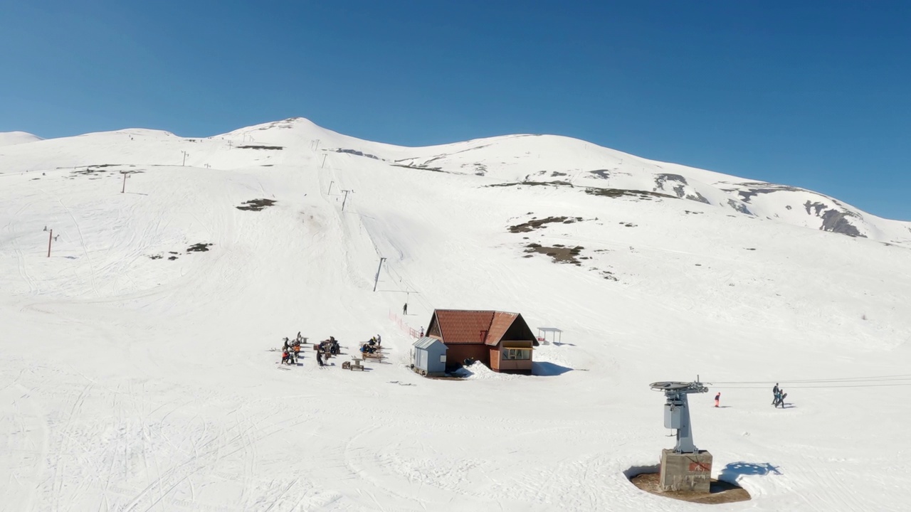 鸟瞰马其顿波波娃萨普卡滑雪胜地，滑雪者从山坡上跑下来，使用滑雪缆车视频素材