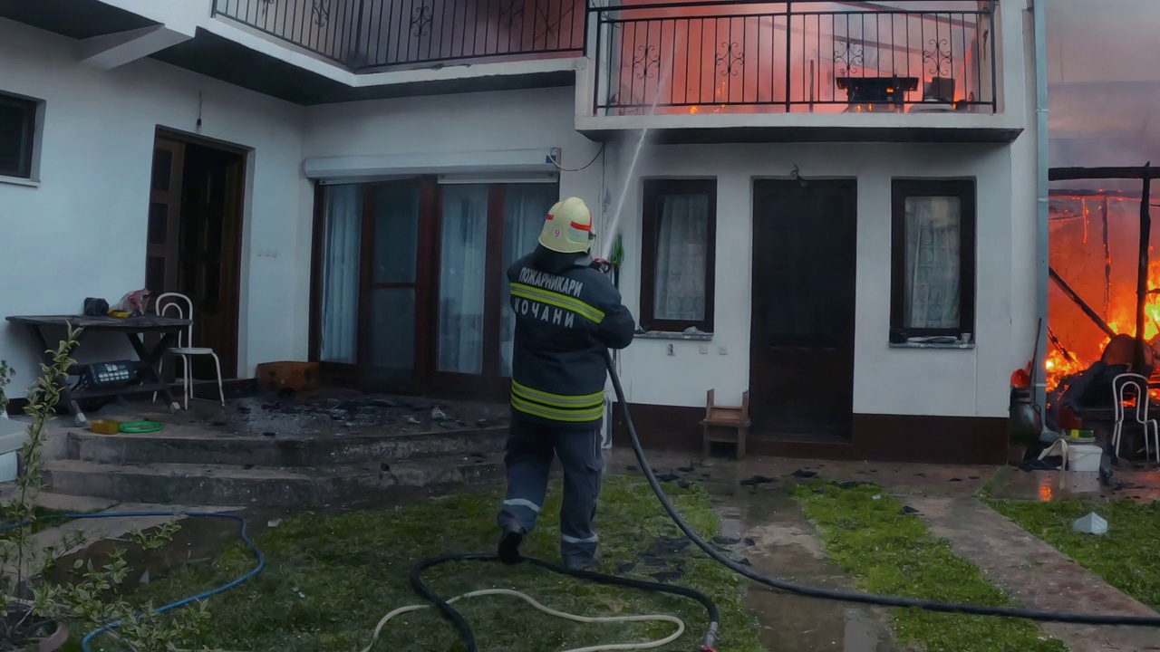 马其顿，斯科普里——2021年4月12日:消防员在燃烧的建筑废墟上行动视频素材