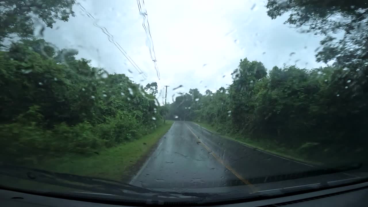 POV驾驶在汽车山景潮湿的道路雨天。视频素材