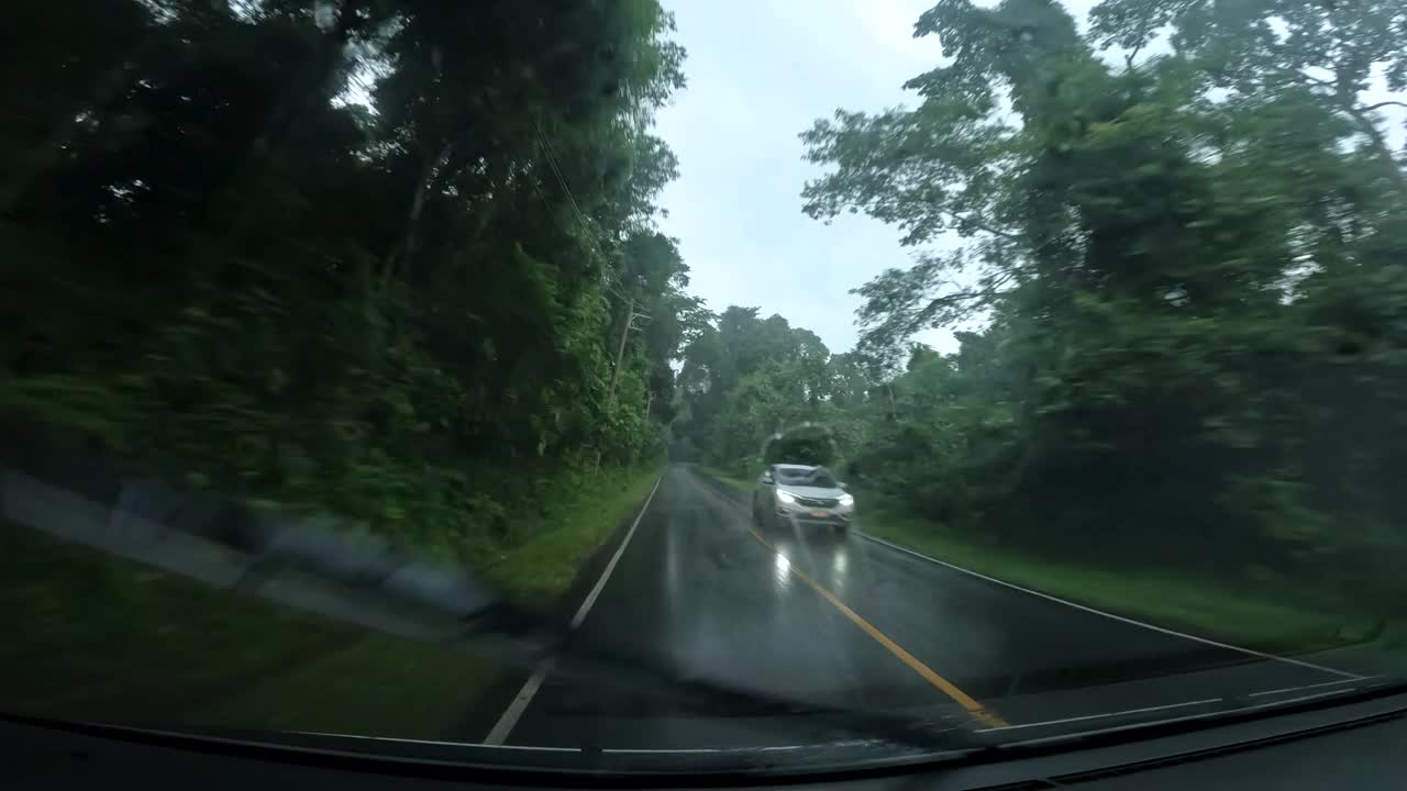 POV驾驶在汽车山景潮湿的道路雨天。视频素材