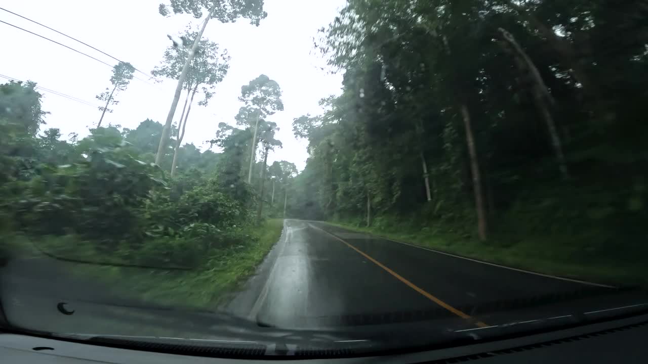 POV驾驶在汽车山景潮湿的道路雨天。视频素材