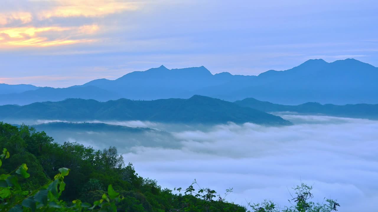 美丽的薄雾笼罩在山上视频素材