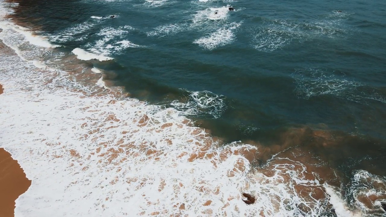 高角度观海背景美丽的大海，热带海洋在暴风雨的日子鸟瞰大海视频素材