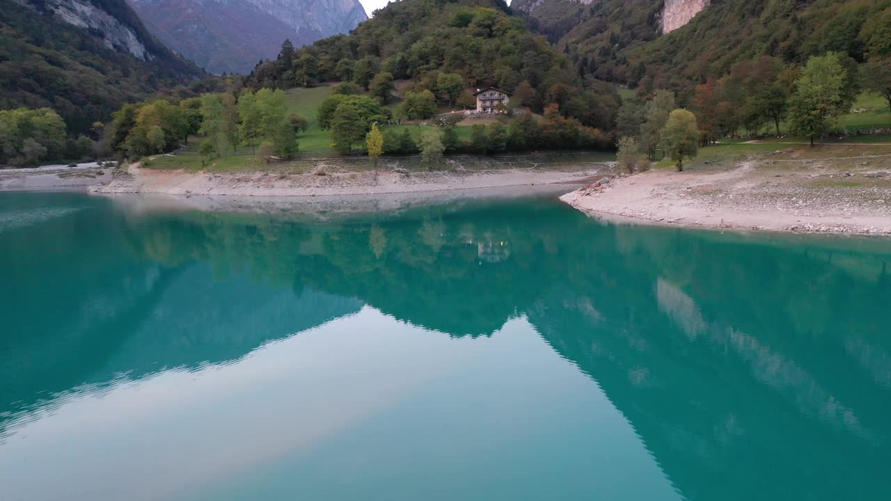 意大利绿松石湖上的圆形岛屿视频素材