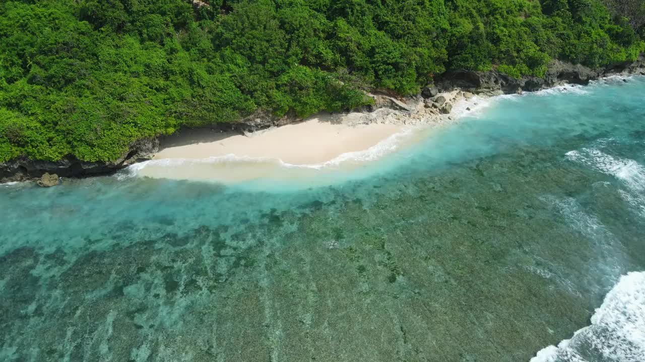 巴厘岛的热带海滩，绿松石般的海洋和波浪。鸟瞰图视频素材