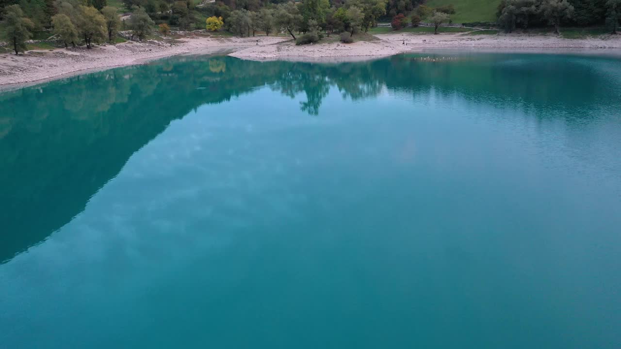 意大利绿松石湖上的圆形岛屿视频素材