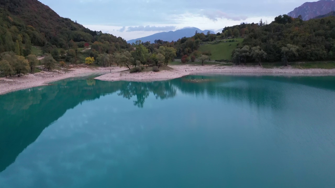 意大利绿松石湖上的圆形岛屿视频素材