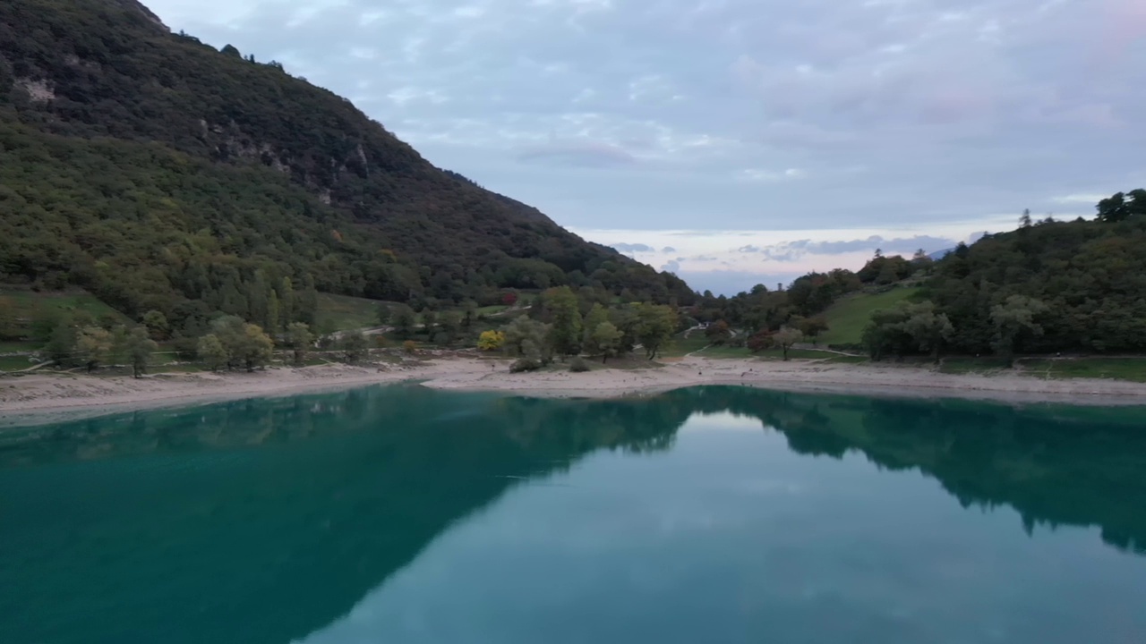 意大利绿松石湖上的圆形岛屿视频素材