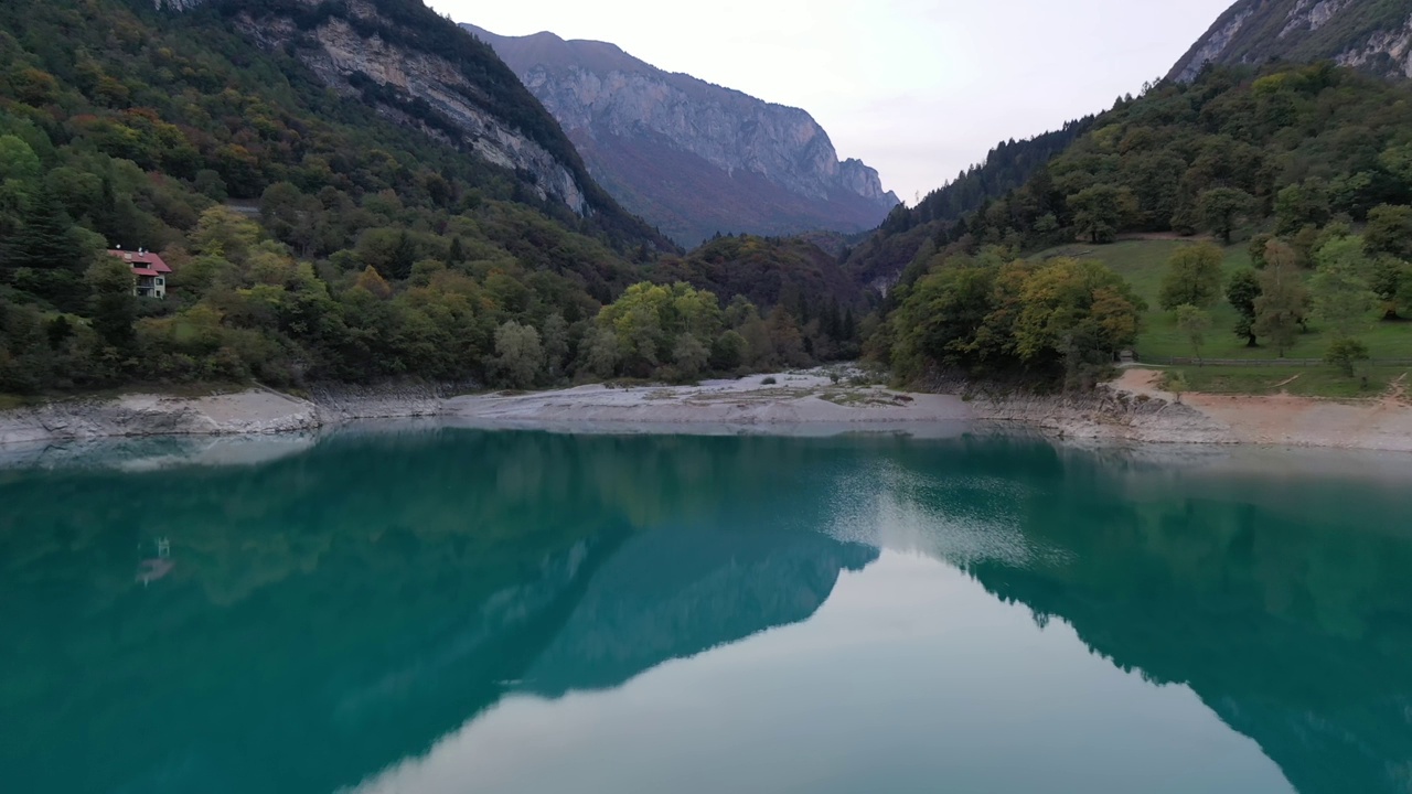 意大利绿松石湖上的圆形岛屿视频素材