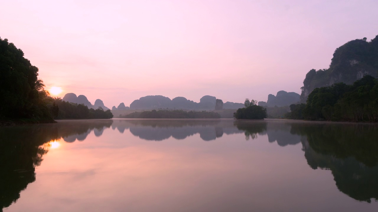 湖面上的延时日出，湖面上令人惊叹的自然云景。视频素材