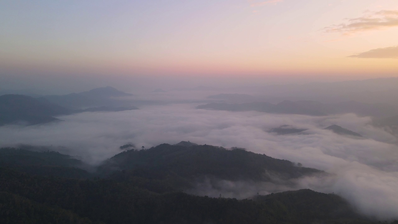 空中戏剧性日出山自然雾云阳光视频素材