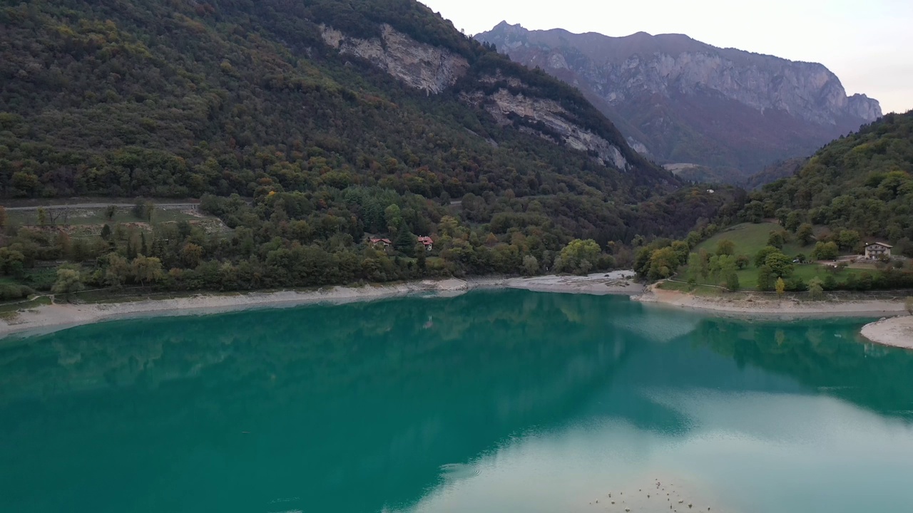 意大利绿松石湖上的圆形岛屿视频素材