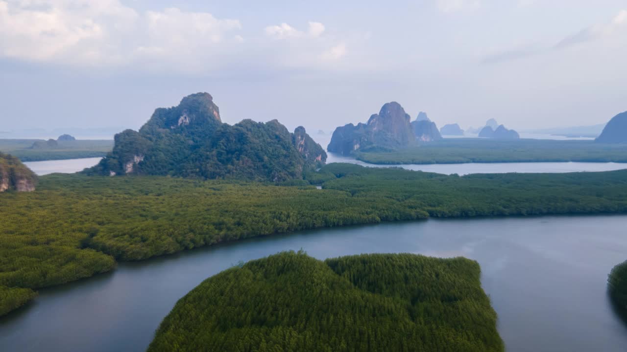 航拍无人机超延时拍摄泰国夏季攀牙湾安达曼海的心脏岛和山谷丘陵，热带绿色森林树木日落视频素材