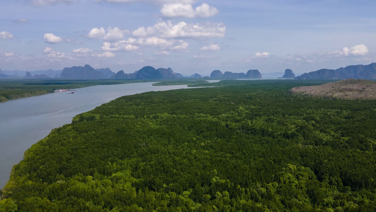 航拍无人机超延时拍摄海上的云景和红树林视频素材