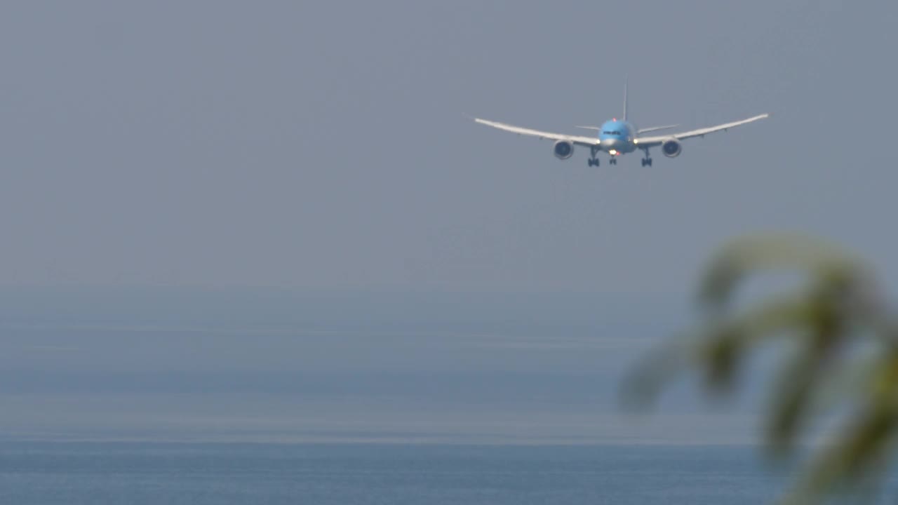 飞机在海上降落视频素材