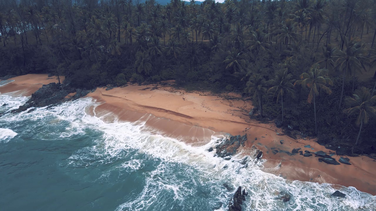 海滩海浪海面海岸，惊人的海浪冲击着沙滩。视频素材