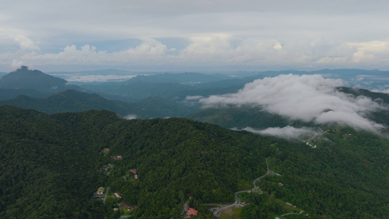 在一个多山的省，有雨林和农业用地的山脉。马来西亚婆罗洲,。视频素材