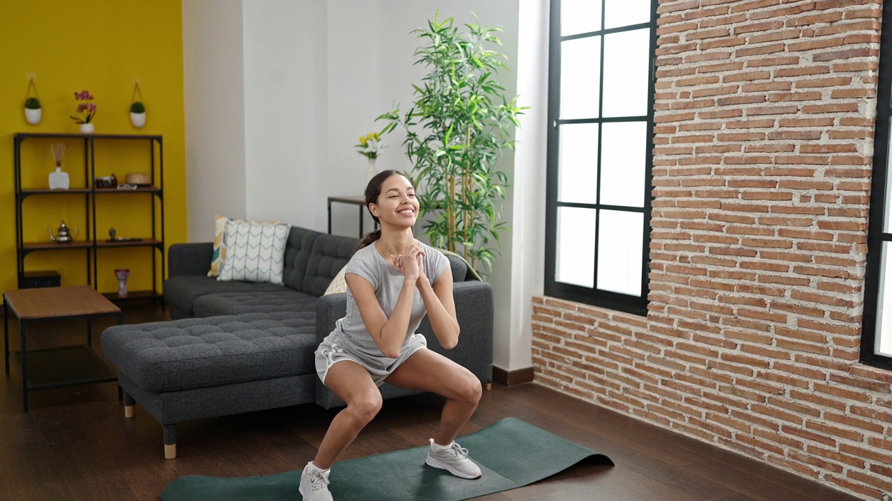 年轻漂亮的西班牙女人在家训练视频素材