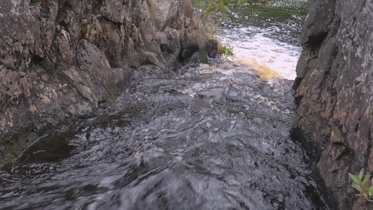 溪水湍急。视频素材