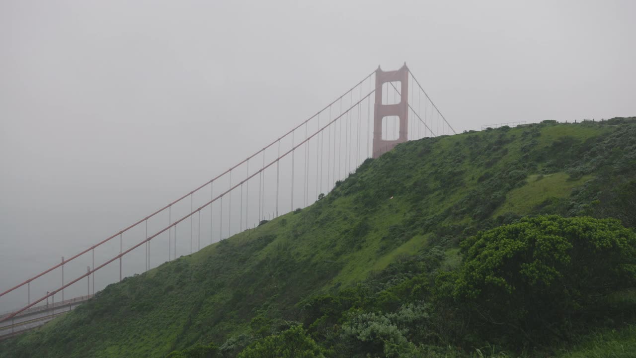 加州旧金山的金门大桥在晨雾中的高角度景色视频素材