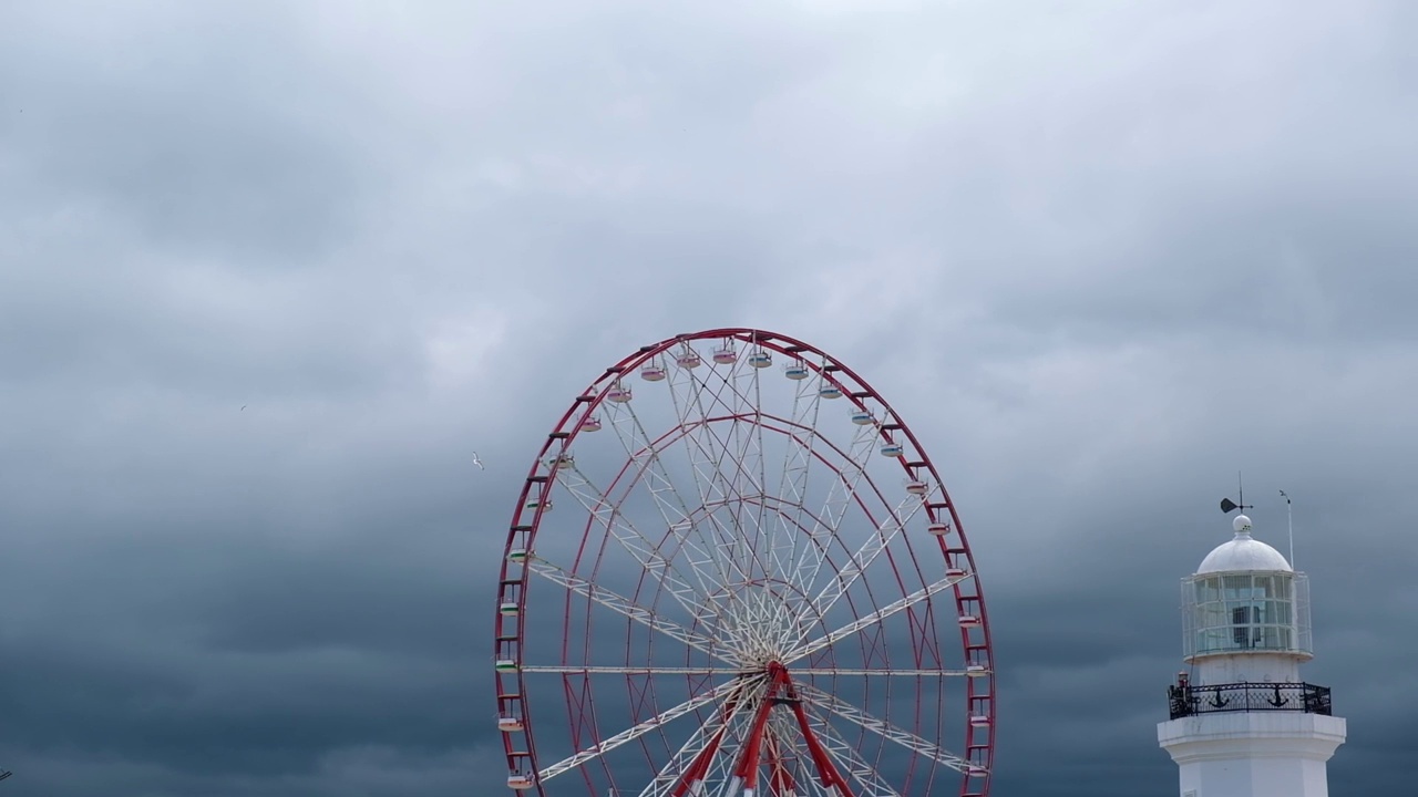 在黑暗的暴风雨天空中旋转的摩天轮视频下载