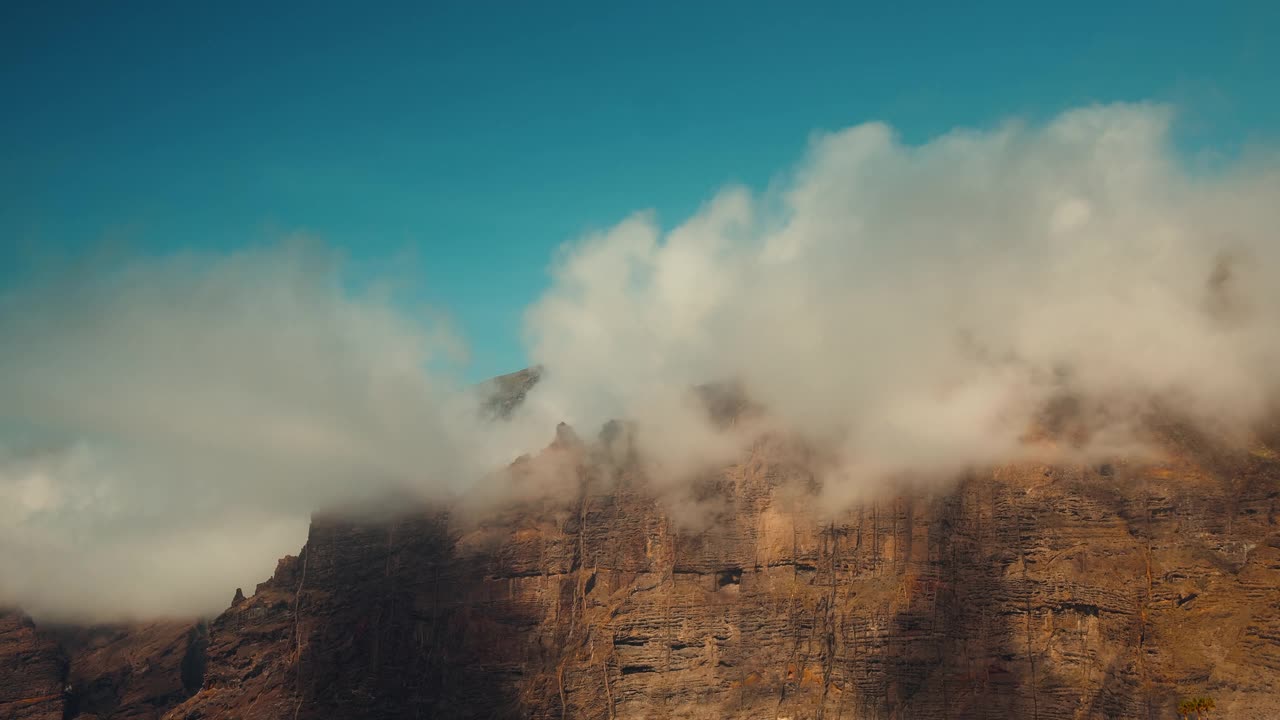 日出时，巨大悬崖的山峰和天空的云彩。视频素材