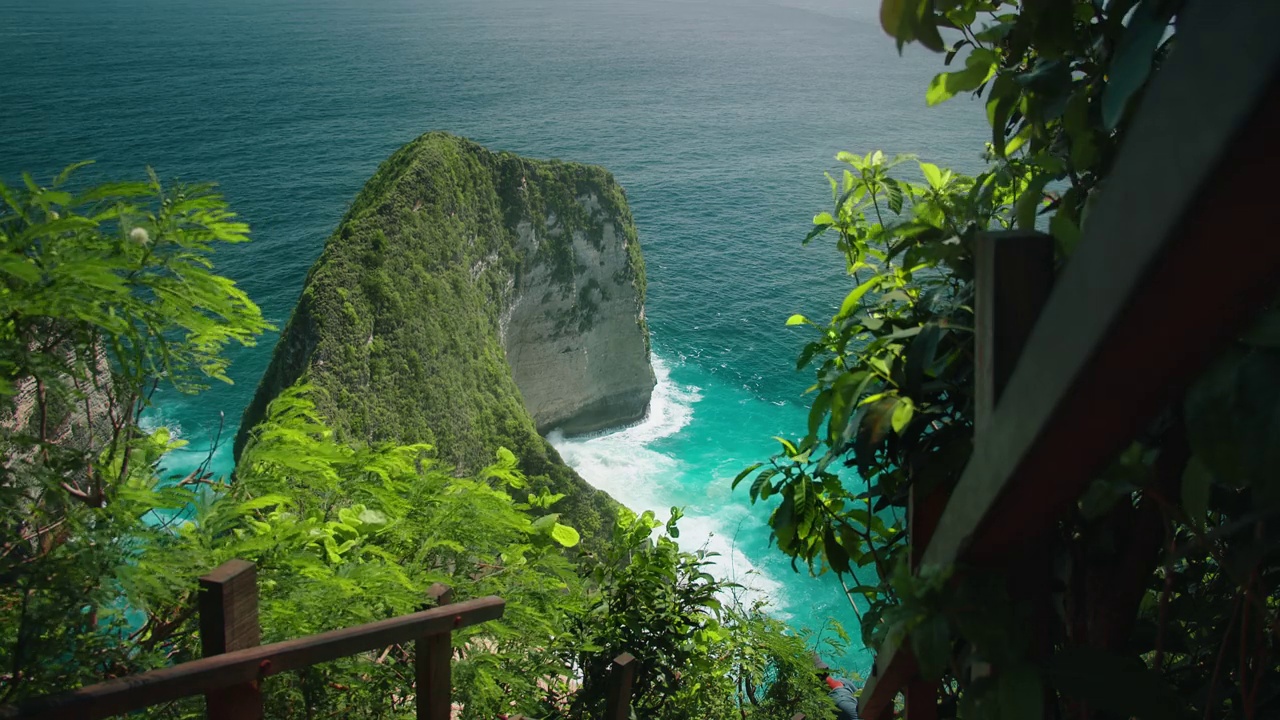 可灵景海滩的绿色热带景观。印度尼西亚巴厘岛努沙Penida绿色海岸线上的海水。视频素材