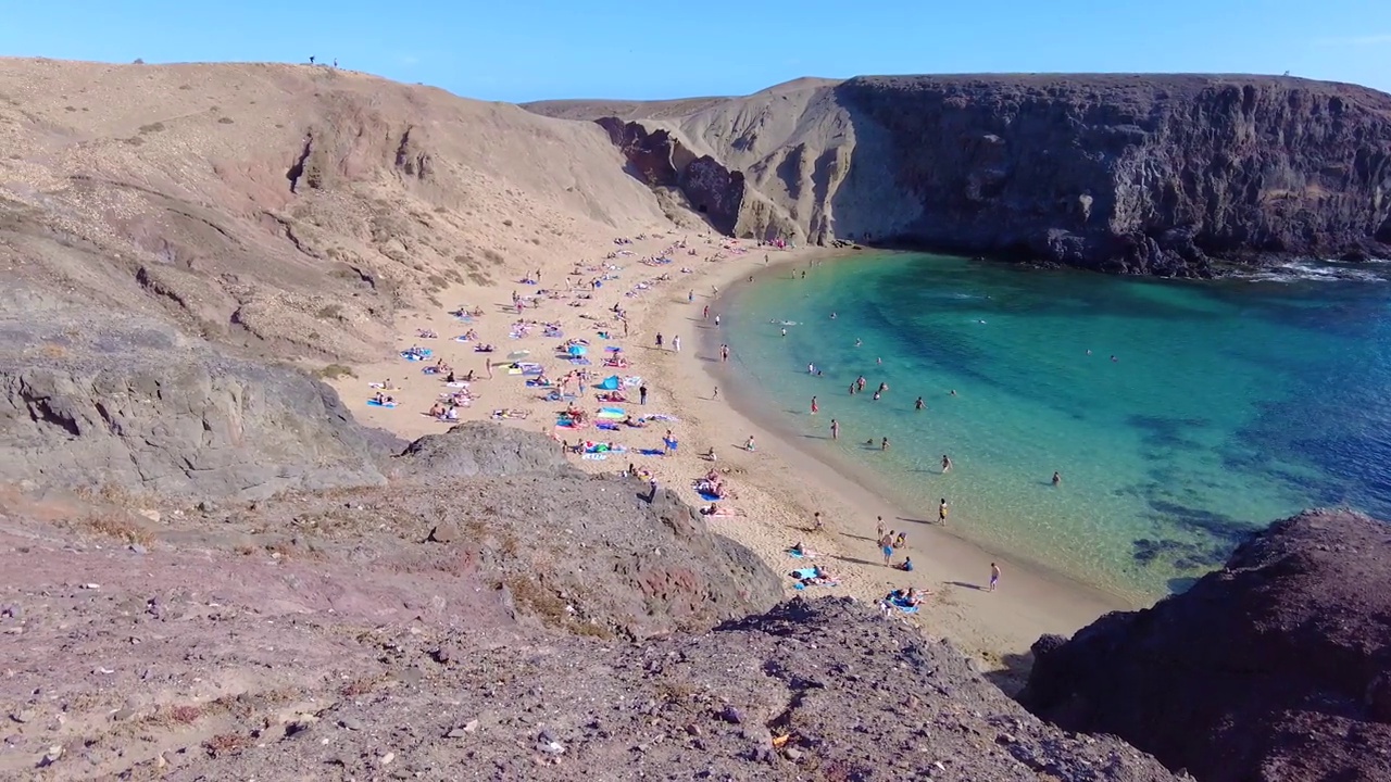 视频在兰萨罗特加那利岛的洛斯阿贾奇斯国家公园的岩石海岸线上平移视频素材