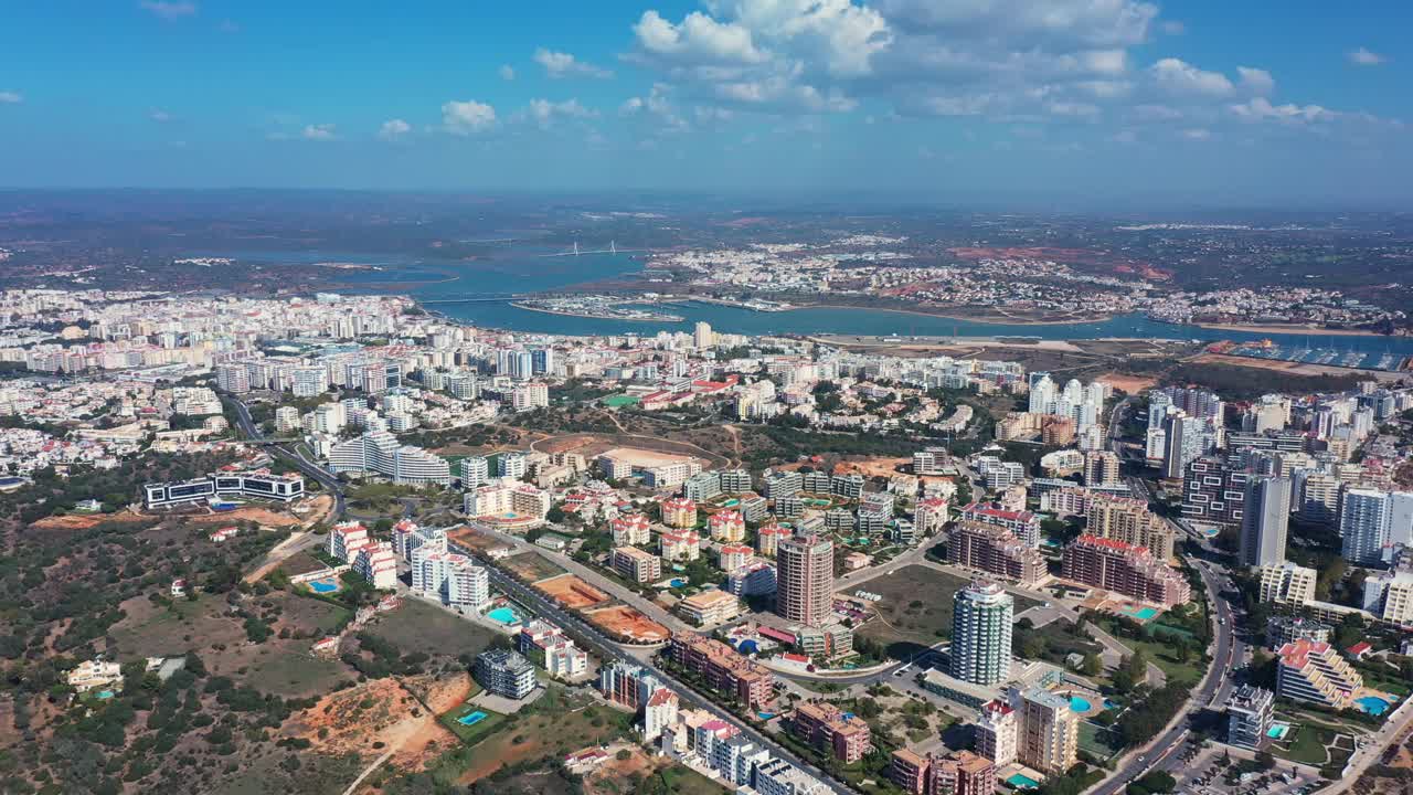 阳光明媚的一天，葡萄牙旅游城市波尔蒂毛的鸟瞰图。南葡萄牙阿尔加维。城市的北部视频素材