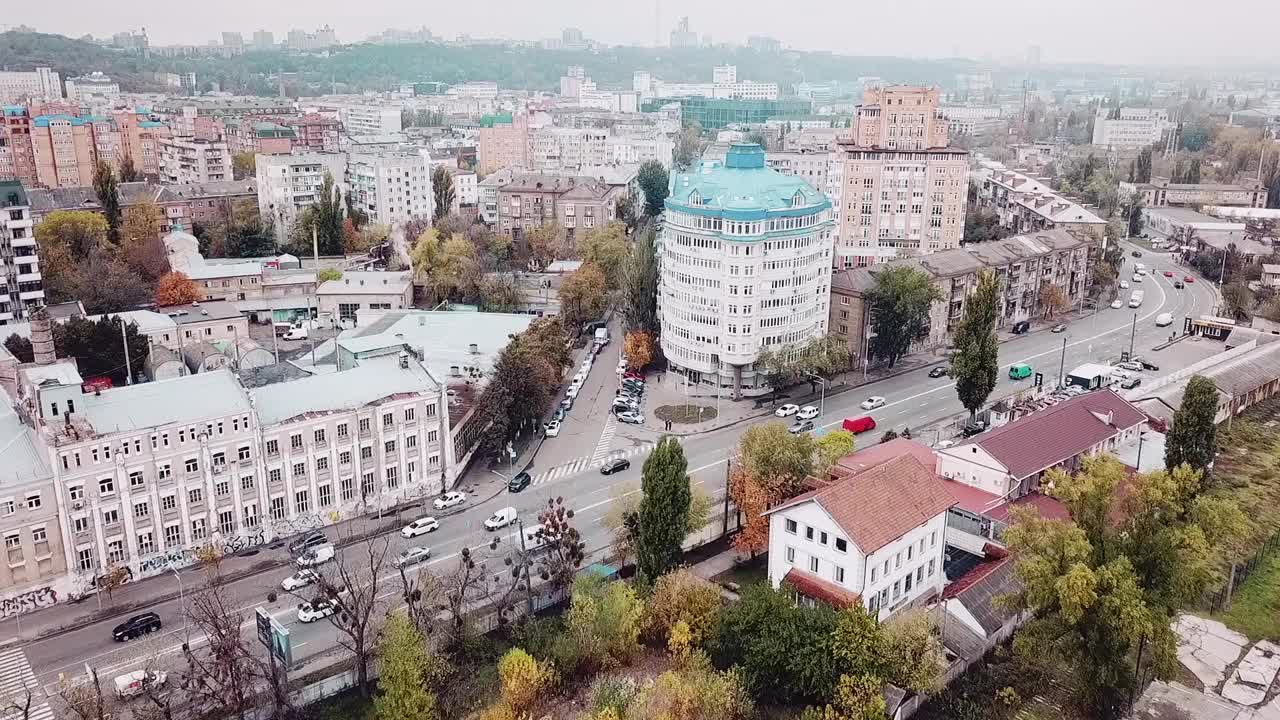 飞机飞过高速公路，沿着河流和另一边的工业区，背景是一座秋天的铁路桥，乌克兰基辅。视频素材