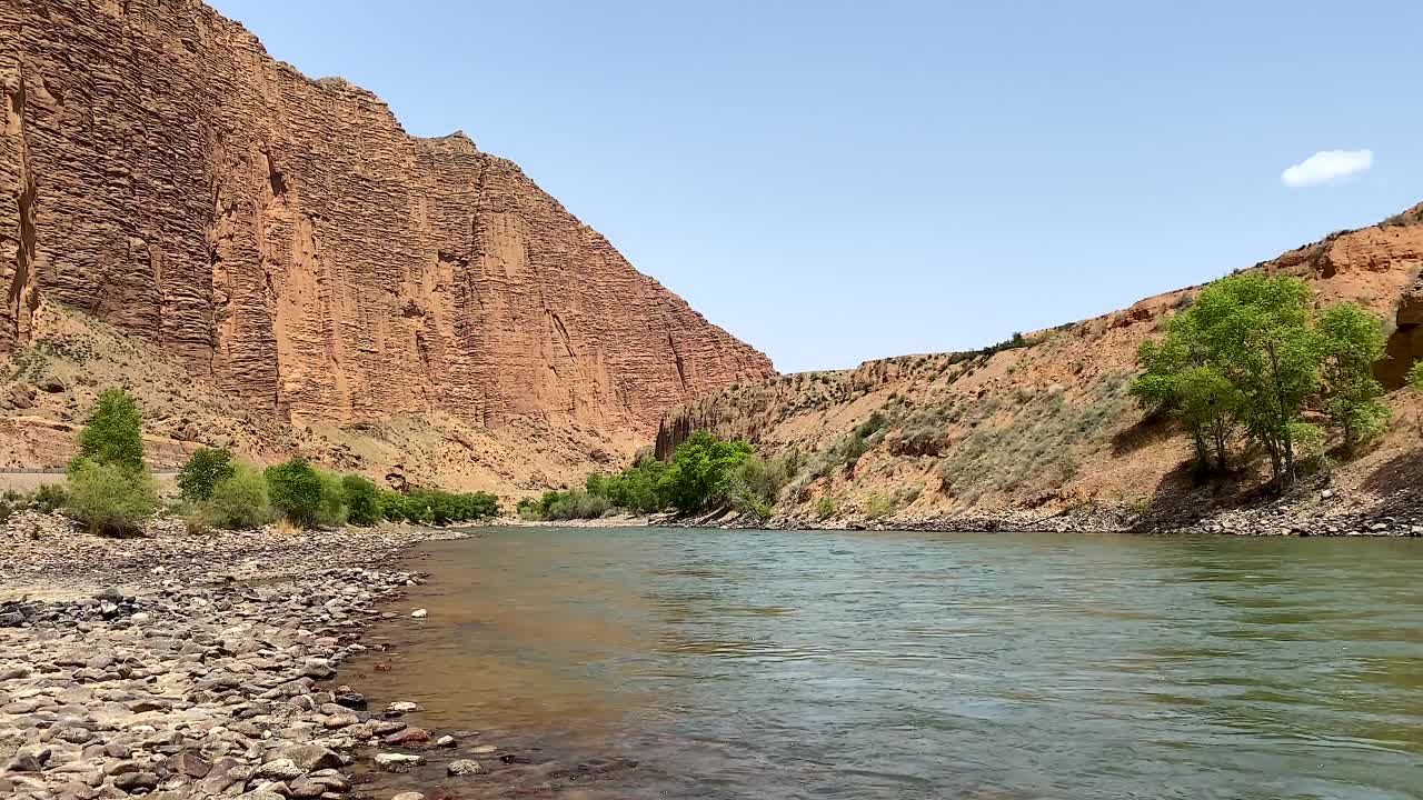 一个风景如画的山间湖泊。美丽峡谷的景色。流动的河流与岩石海岸的全景图。视频素材