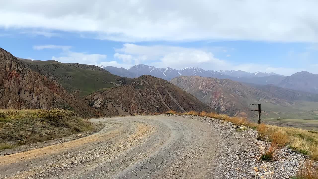 吉尔吉斯斯坦山谷的美丽全景。令人惊叹的山地景观。从蓝天的高处俯瞰视频素材