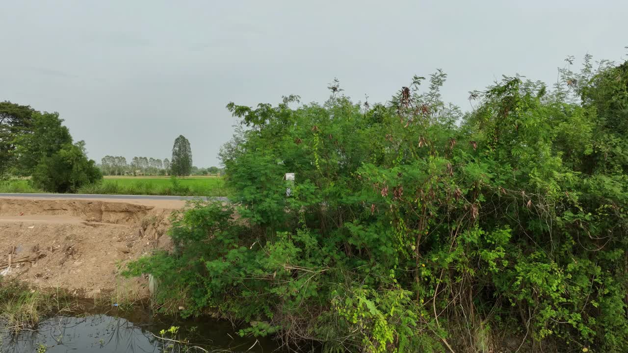 洪水过后受损的柏油路。视频素材