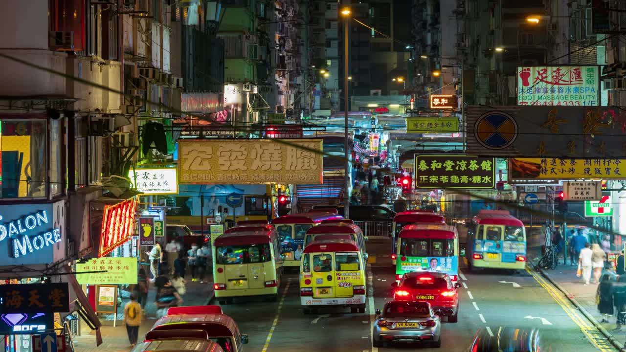 香港旺角的夜生活香港旺角的夜生活繁忙的交通和许多游客步行购物。在街头市场和广告牌的灯光下视频下载