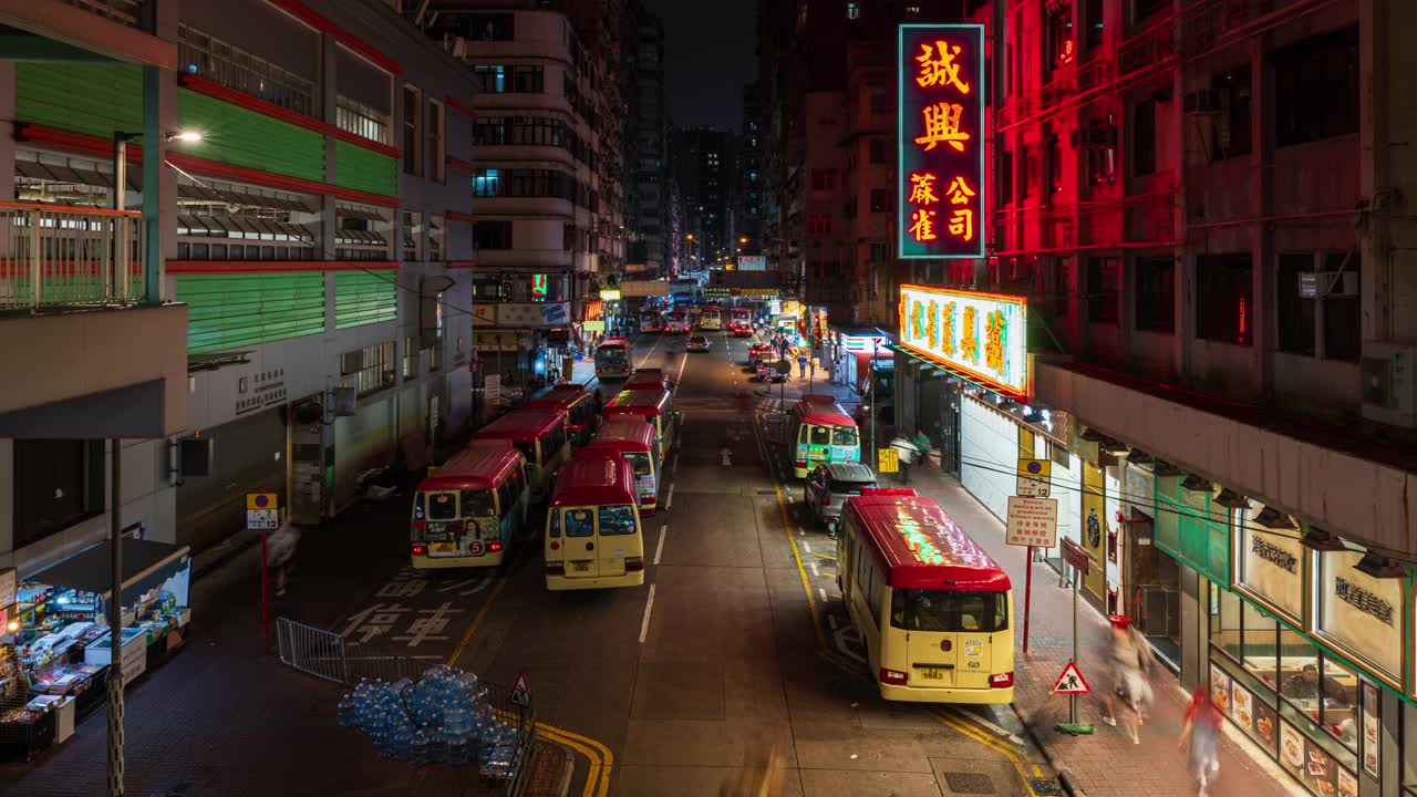 香港旺角的夜生活香港旺角的夜生活繁忙的交通和许多游客步行购物。在街头市场和广告牌的灯光下视频下载