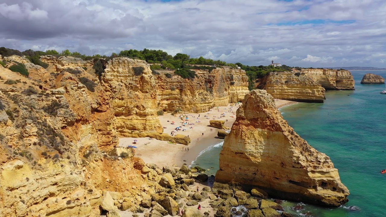 葡萄牙阿尔加维的海滨海滩。海军海滩(Praia da Marinha)在海滩上飞行的海鸥，位于大西洋沿岸的拉戈阿市，阿尔加维。视频素材