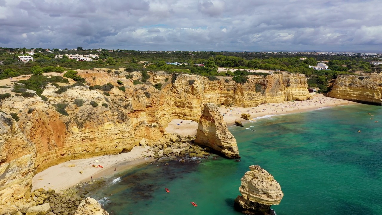 葡萄牙阿尔加维的海滨海滩。海军海滩(Praia da Marinha)在海滩上飞行的海鸥，位于大西洋沿岸的拉戈阿市，阿尔加维。视频素材