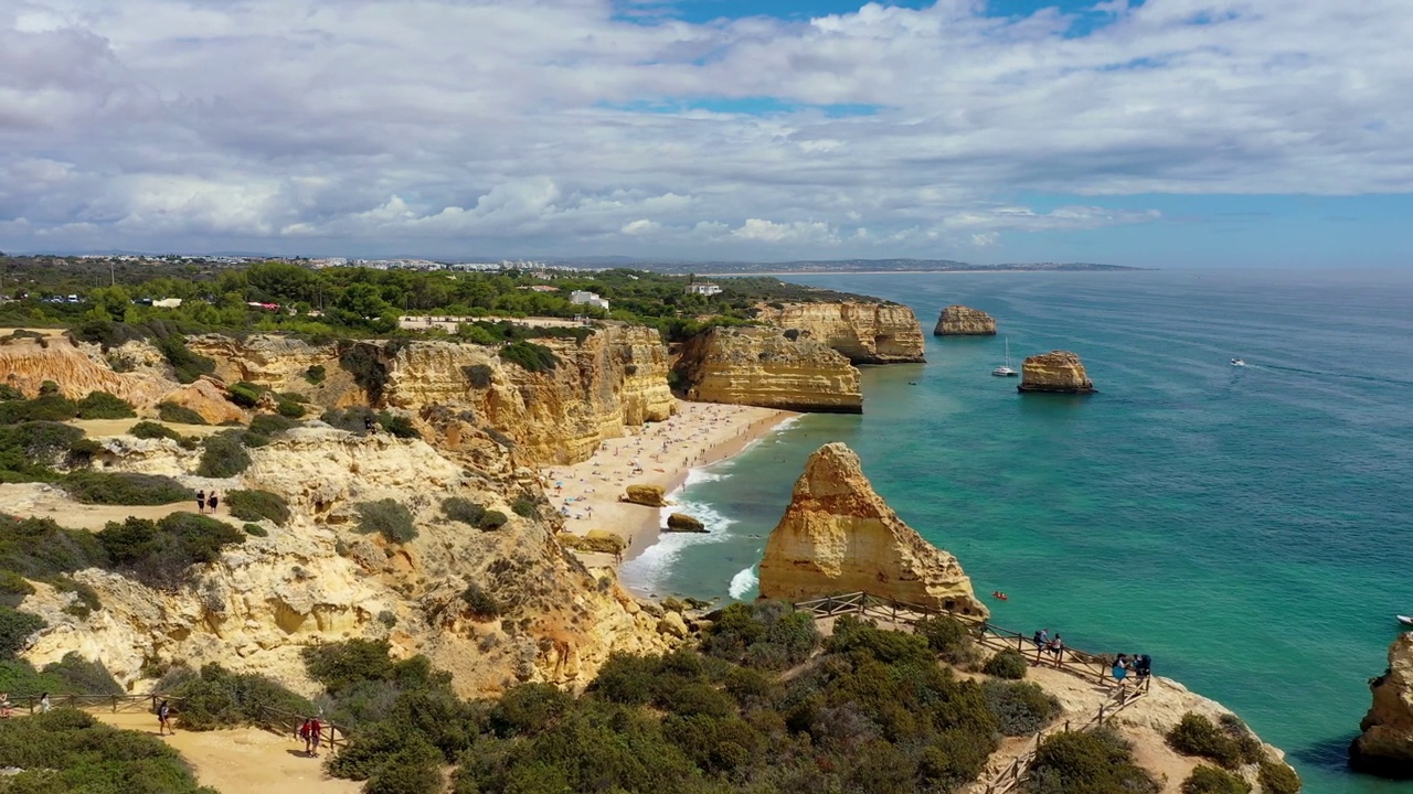 葡萄牙阿尔加维的海滨海滩。海军海滩(Praia da Marinha)在海滩上飞行的海鸥，位于大西洋沿岸的拉戈阿市，阿尔加维。视频素材