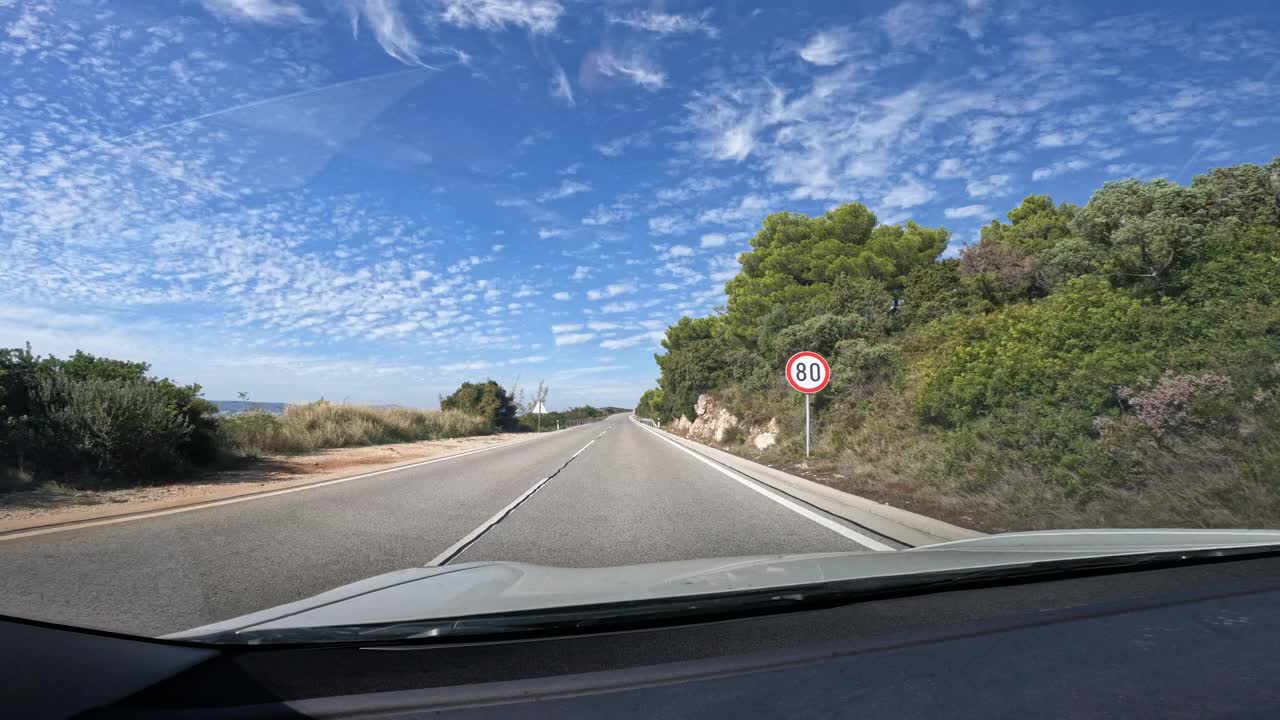 汽车驶过亚得里亚海风景时，挡风玻璃后面的景色视频素材