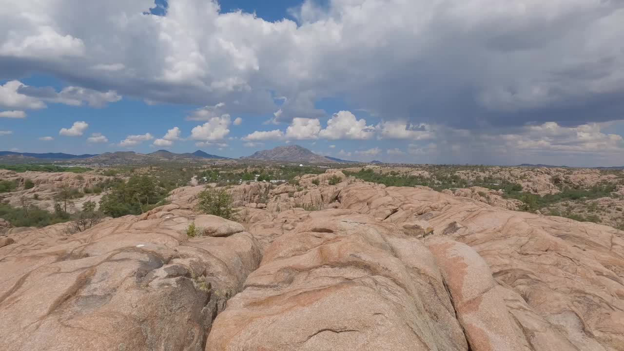 极端岩石徒步地形与山脉在一个阴天的距离视频下载