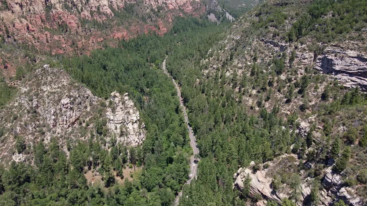 飞越峡谷公路，周围环绕着树木和山脉视频下载