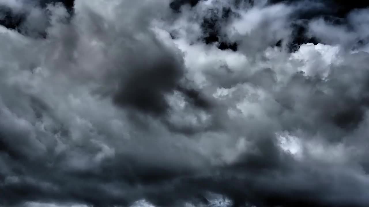 可怕的空气旋风。高对比度的延时。积雨云、阵雨云、雷雨云是垂直发展的对流云，以稠密团块的形式形成，底部为黑色。视频素材