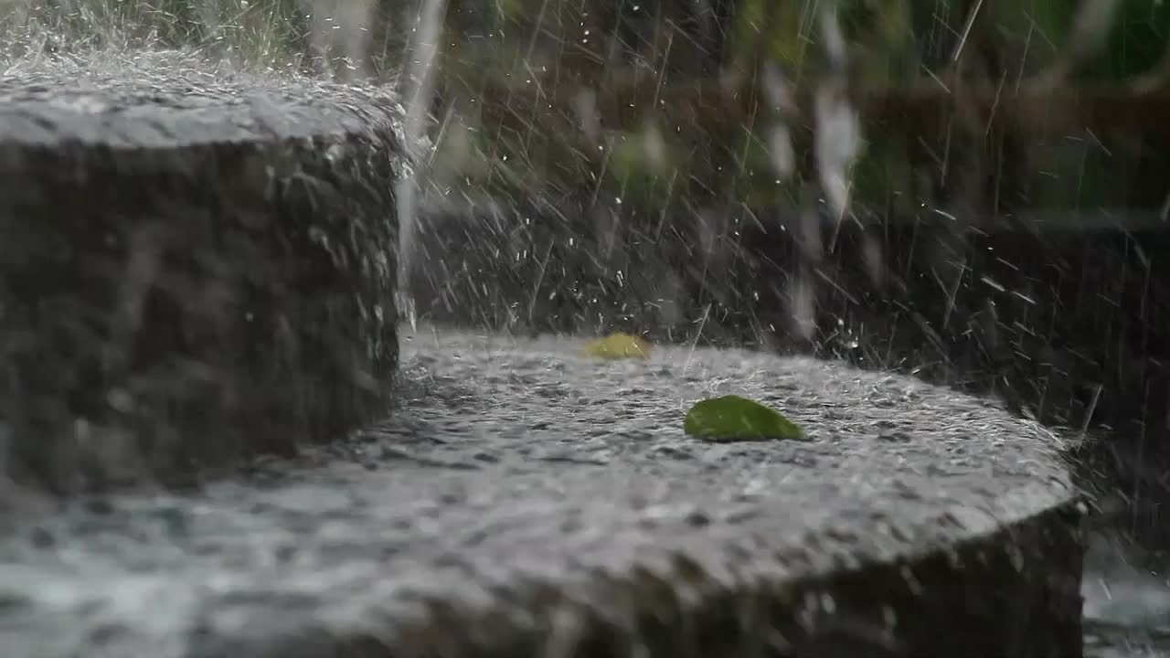 特写:大雨，倾盆大雨视频素材