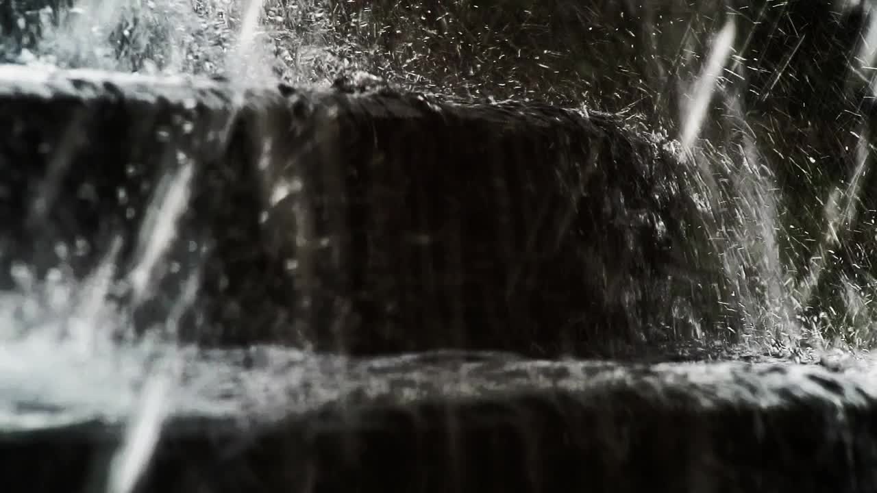 特写:大雨，倾盆大雨视频素材